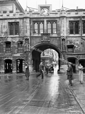 THE STONEBOW AND GUILDHALL (15TH CENTURY)